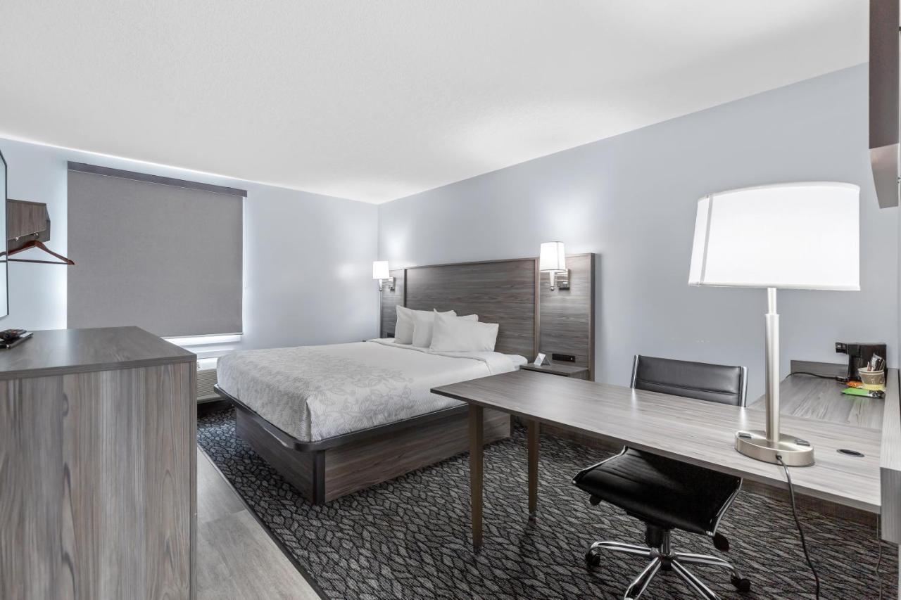 Emerald Hotel & Suites Calgary Airport Exteriér fotografie